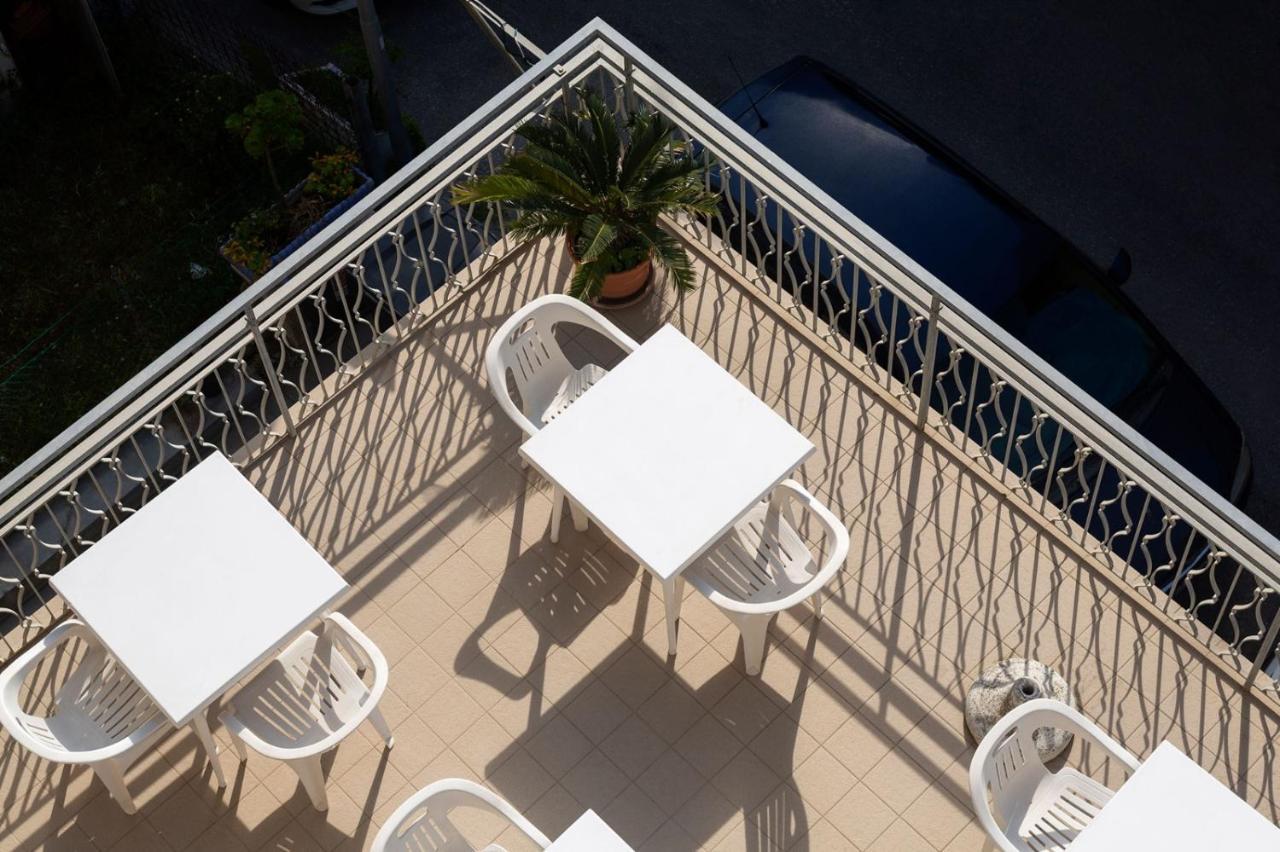 Hotel Zenith Римини Экстерьер фото